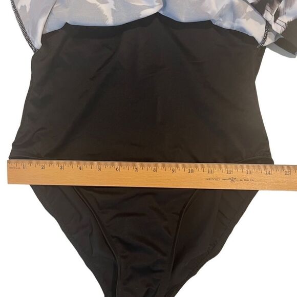 Trimshaper Black White Print Slimming Flowy One Piece Bathing Suit Size 10 - Picture 14 of 15